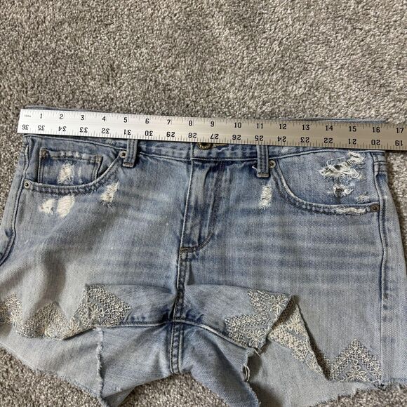Lucky Brand The Cut Off Shorts Womens 6/28 Light Wash Denim Distressed Lace - Picture 11 of 12